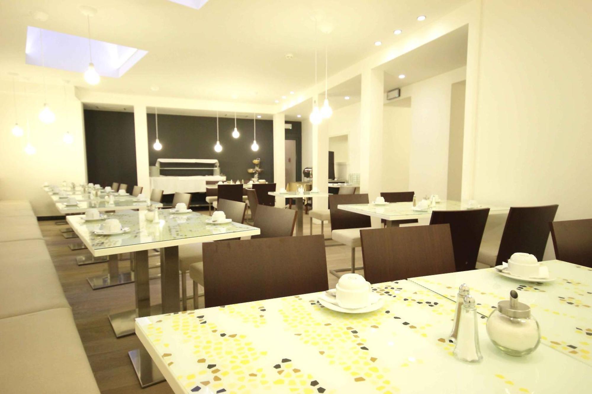 Pure White Hotell Praha Restaurant bilde